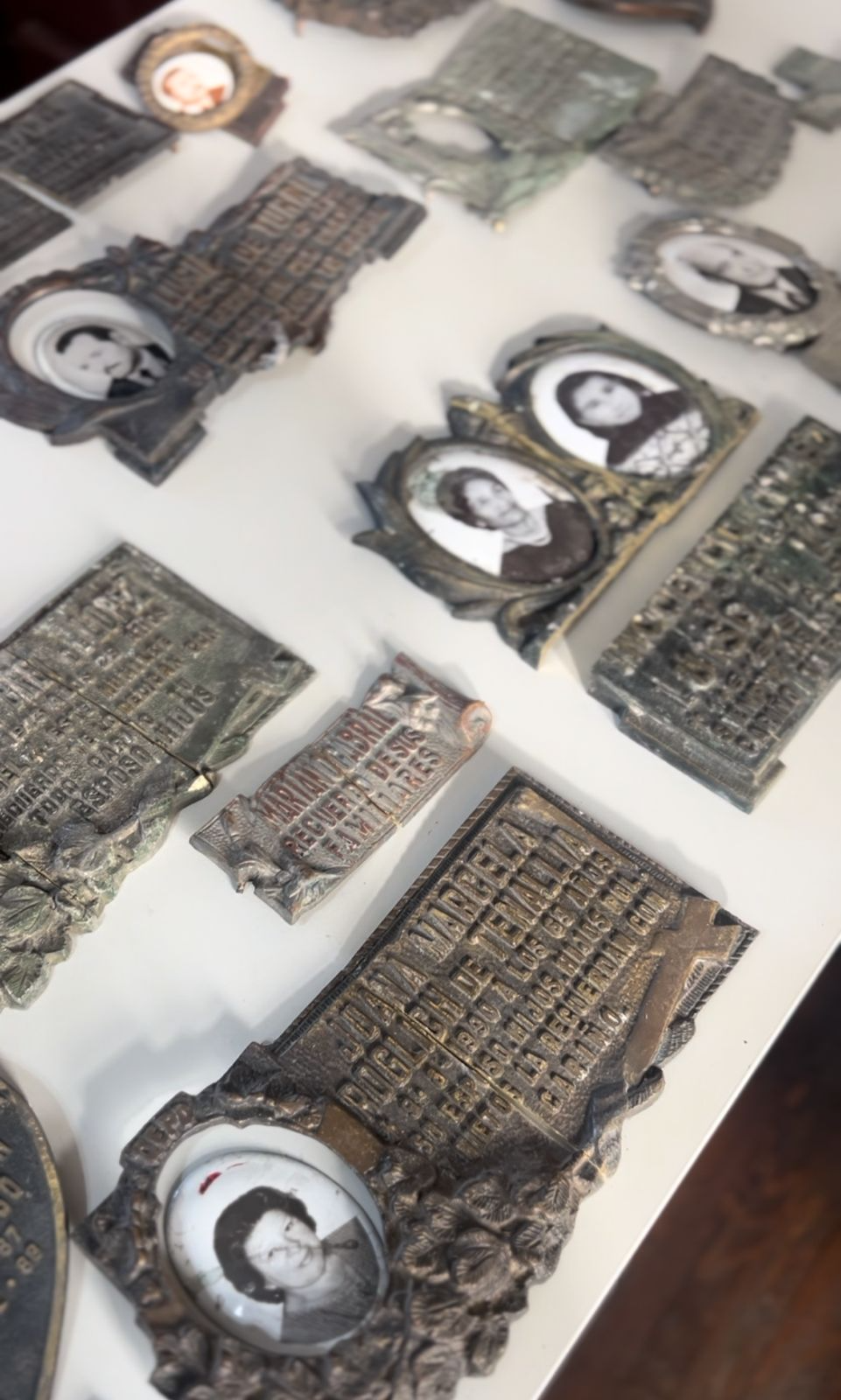 Se convoca a damnificados por el robo de placas recordatorias en los cementerios